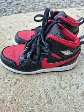 Nike Kids High-Top Sneakers in Black & Red